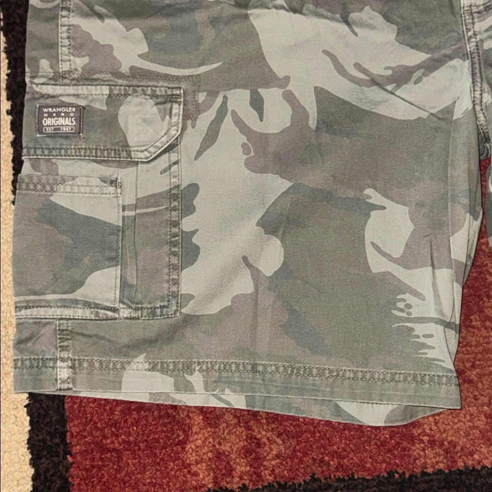 NWT Men’s Wrangler Camo Cargo Shorts - Picture 3 of 7